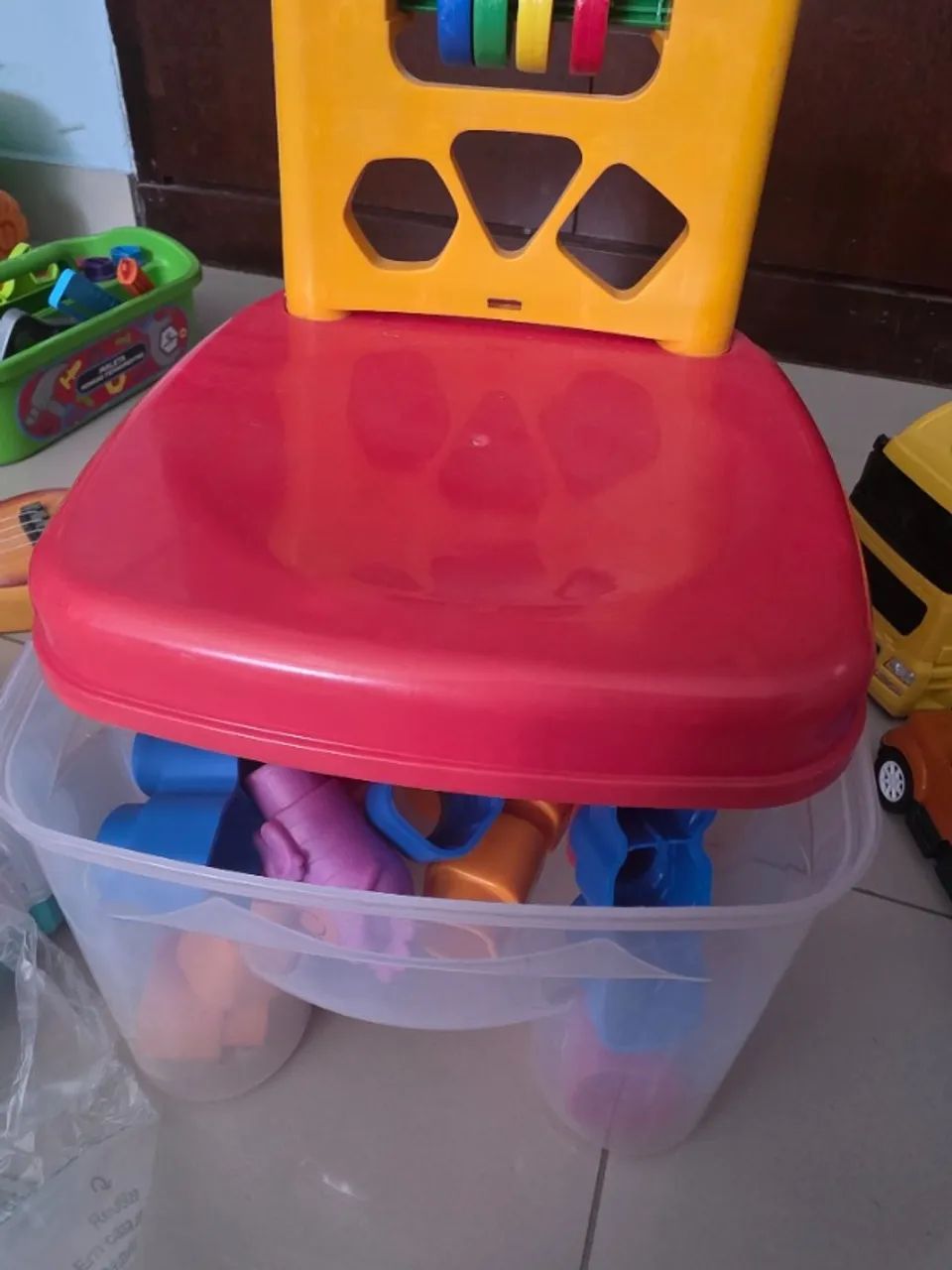 Cadeirinha com ábaco simples e brinquedo educativo infantil de montar
