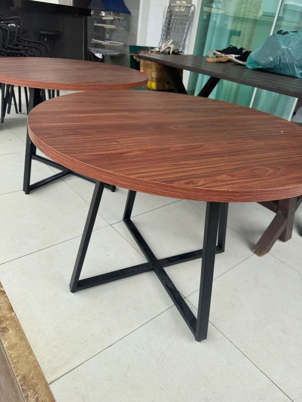 Conjunto de 2 mesas e 6 cadeiras
