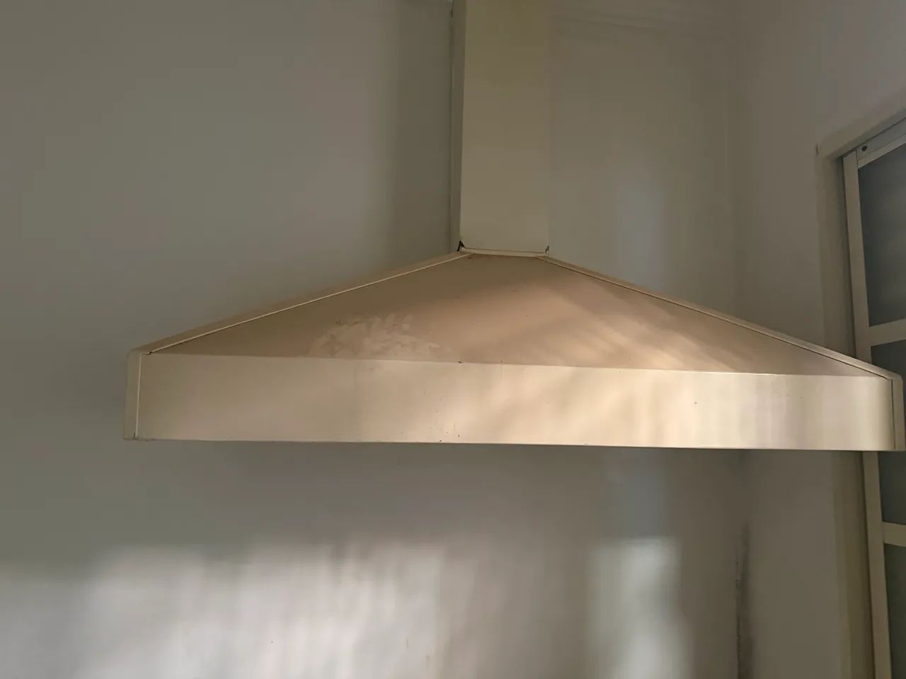 Coifa em Zinco pintada em branco 