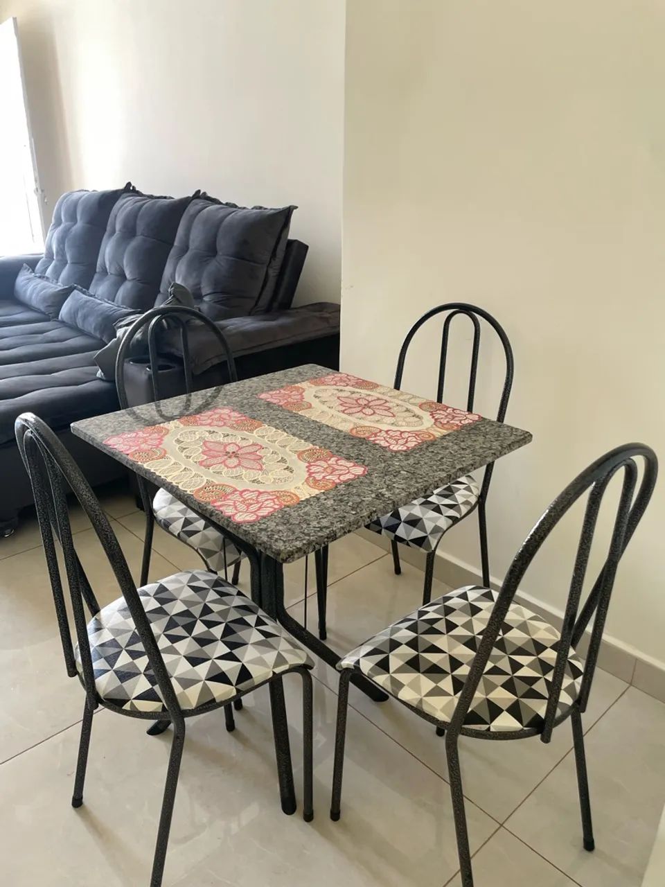 Mesa de mármore com 4 cadeiras  - Foto 2