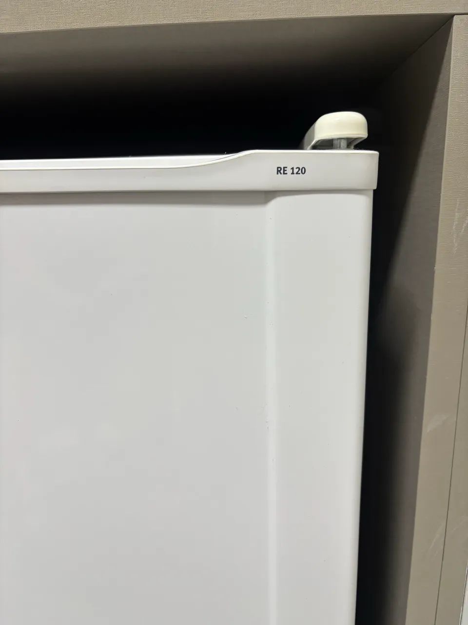 Frigobar Electrolux modelo RE120 branco 220v - Foto 4