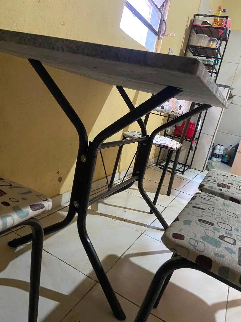 Mesa com 4 cadeiras nova - Foto 4