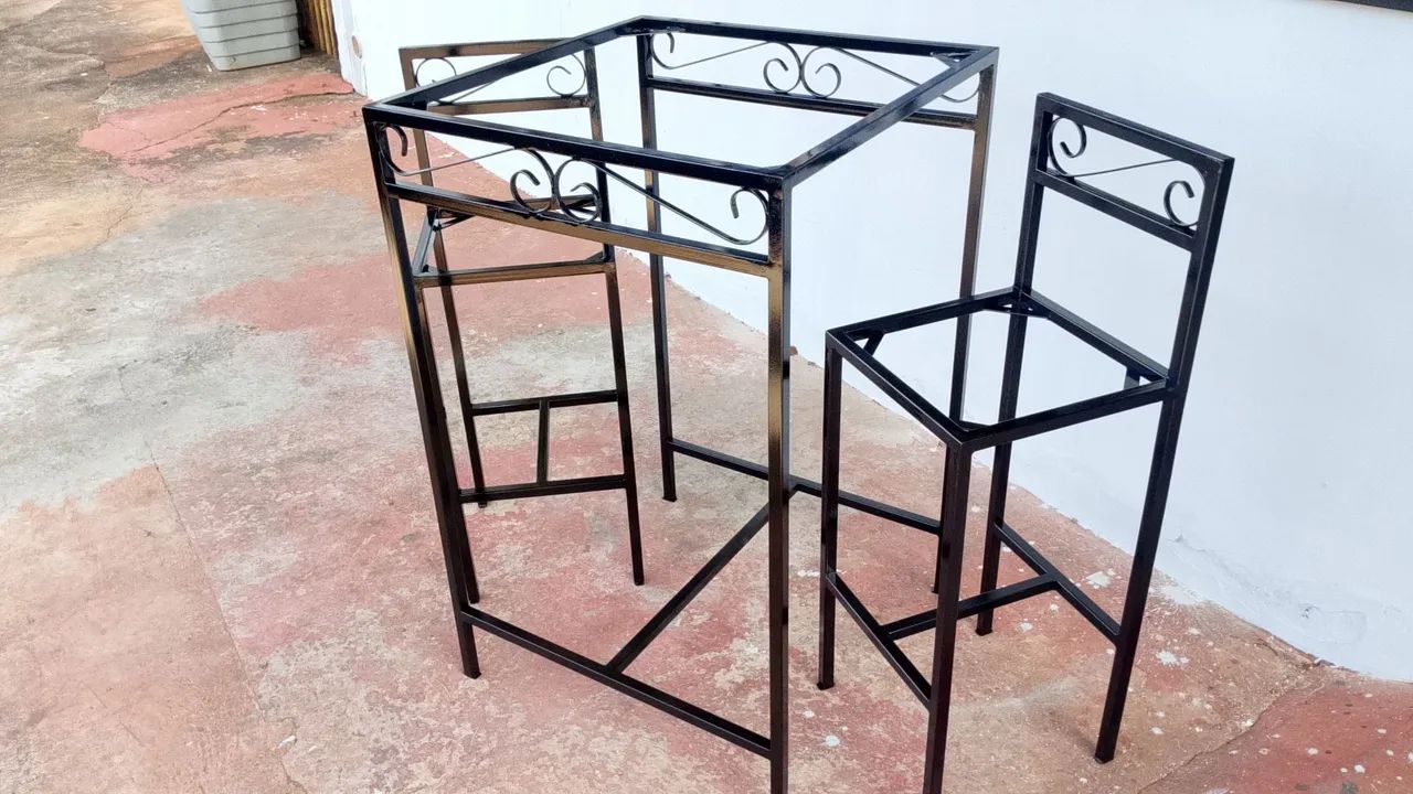 Mesa bistrô com duas banquetas , 