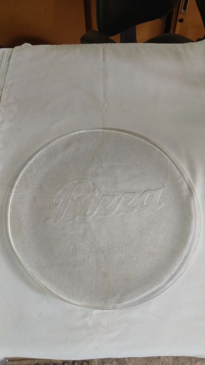 Prato de vidro para servir pizza.
