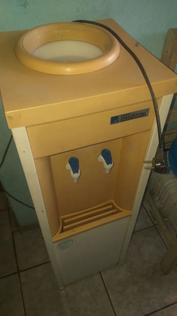 Gelágua de pé Esmaltec 