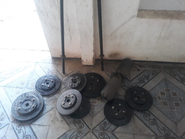 Banco para supino,duas barras, e anilhas caseiras - Foto 3