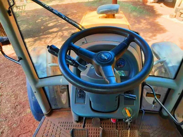 Trator Valtra modelo BM 125i Turbo Intercooler. Potência Max de 125cv. <br>- 2013 - Foto 2