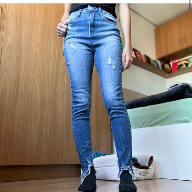Calça jeans com rasgos