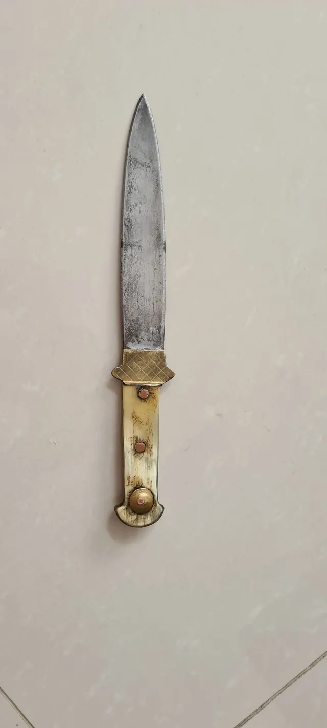 Jogo de arma de espada antiga gerado por ia ícone de punhal antigo