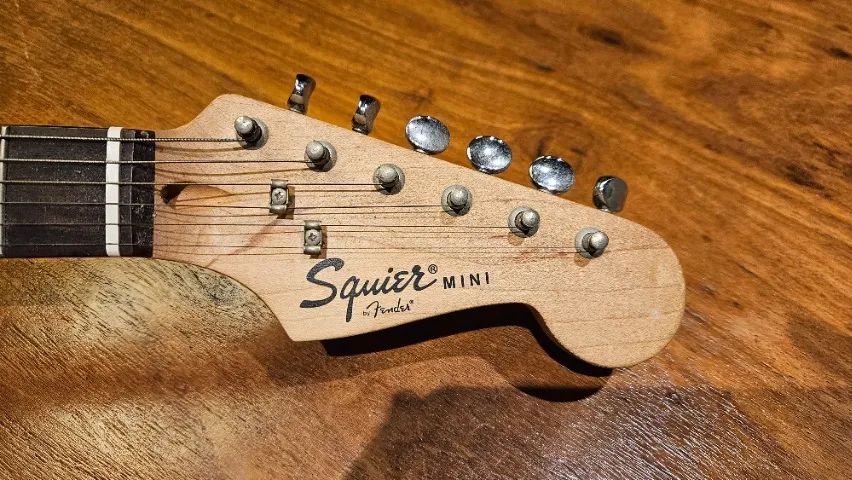 Guitarra Fender Squier Stratocaster Mini - Foto 4