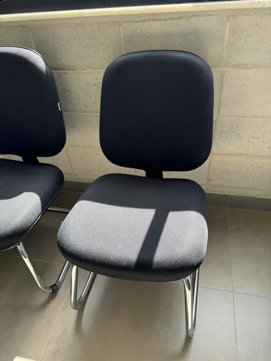 06 Cadeiras com pés em inox mais 02 presidentes