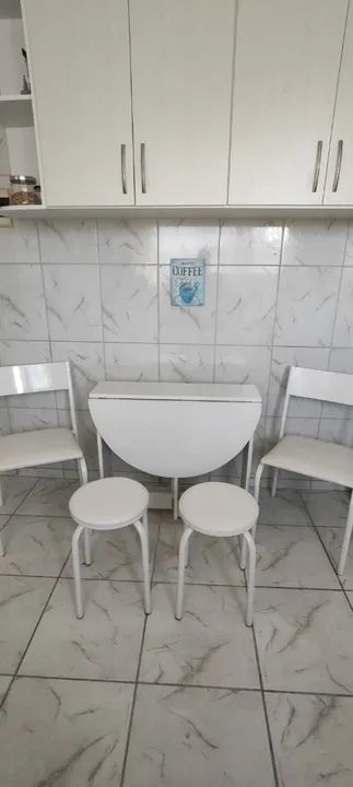 Conjunto mesa dobrável e 4 cadeiras