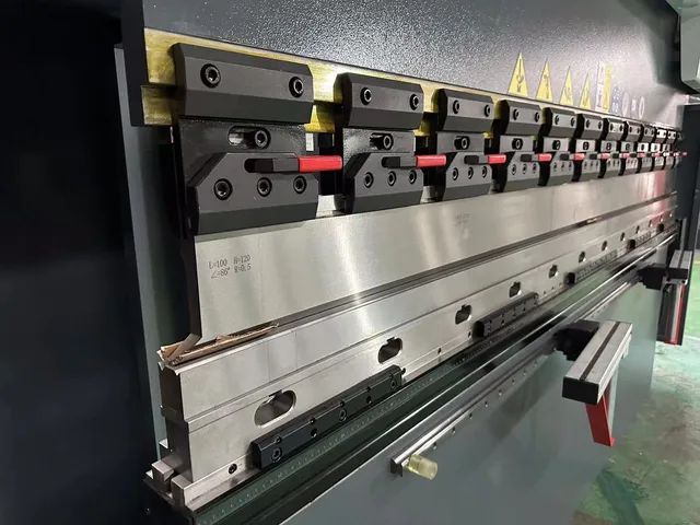 Prensa dobradeira CNC
