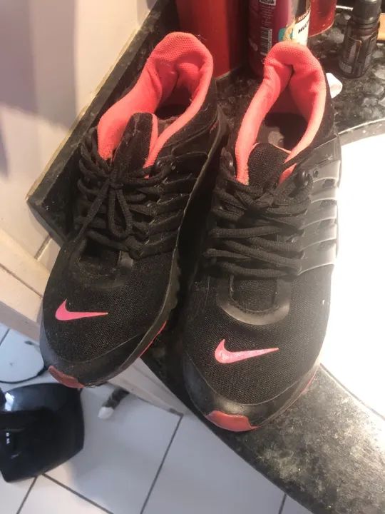 Tênis Nike Preto com Detalhes Rosa - Foto 2