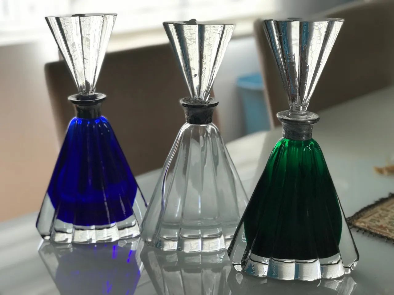 TRIO DE GARRAFAS ABANICO TRIANGULAR DE CRISTAL AUSTRÍACO COM TAMPA - AZUL/BRANCO/VERDE