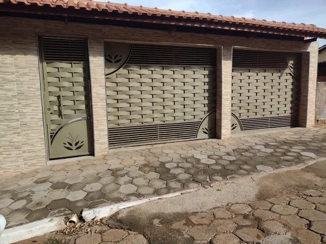 Casa com 3 cômodos , quarto,sala, cozinha e área de serviço com piscina