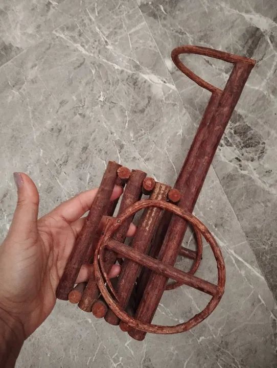 Carrinho de mão de madeira para decoração de jardim