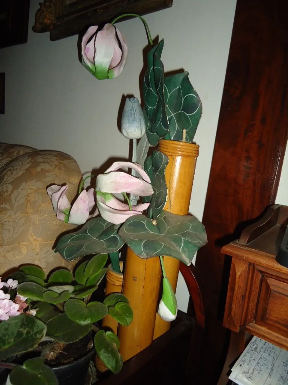 Vaso de bambu  com flores indonésio