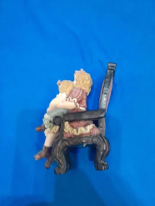Linda escultura de meninas em cadeira - Foto 3