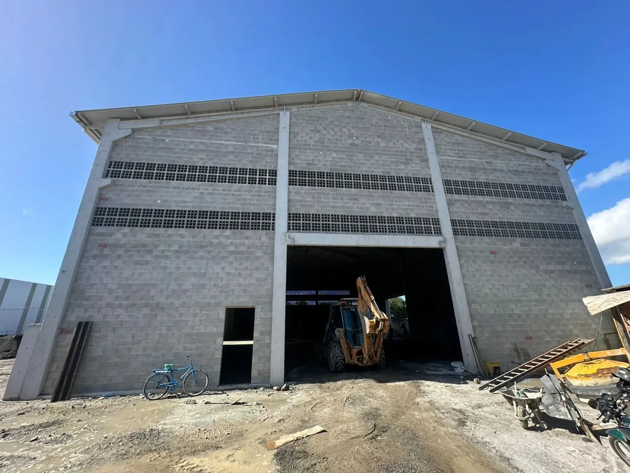 Galpão com área de 860m² com pátio de manobra