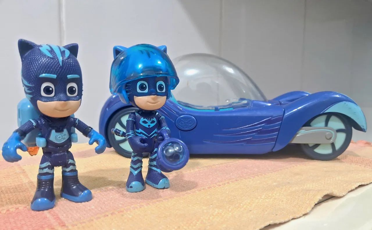 Carro Sonoro e Bonecos Menino Gato  