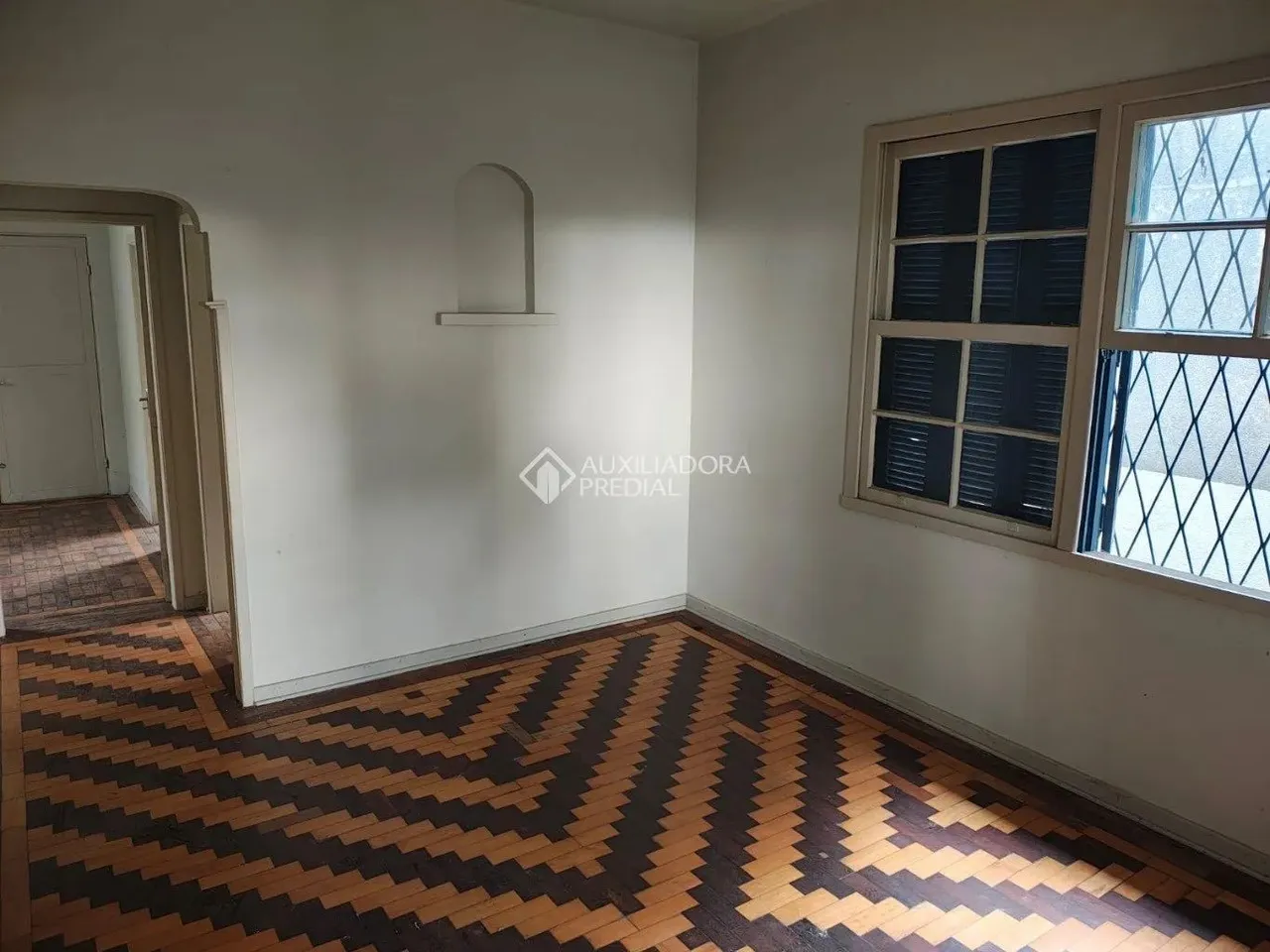 Casa com 2 quartos, 1 banheiro, pátio grande no bairro Medianeira