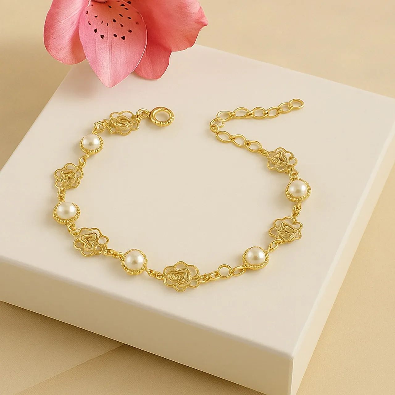 Pulseira dourada com detalhes em pérolas e flores vazadas 