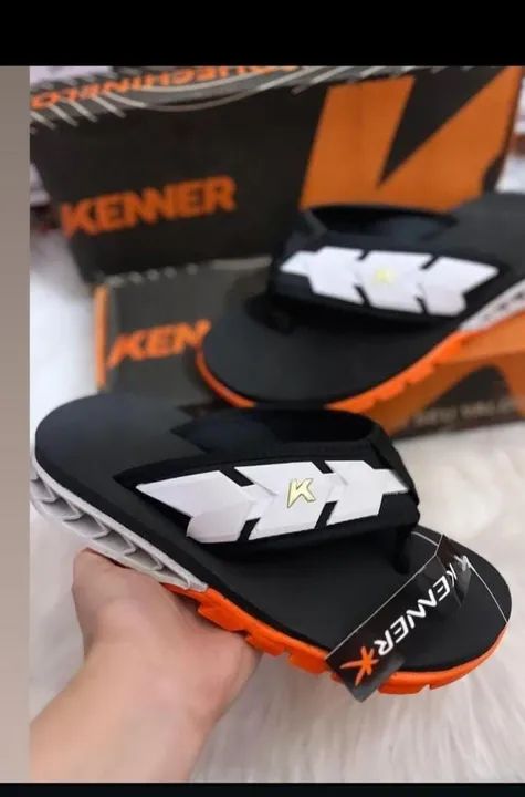 Sandália Kenner Preta com Detalhes em Branco e Laranja