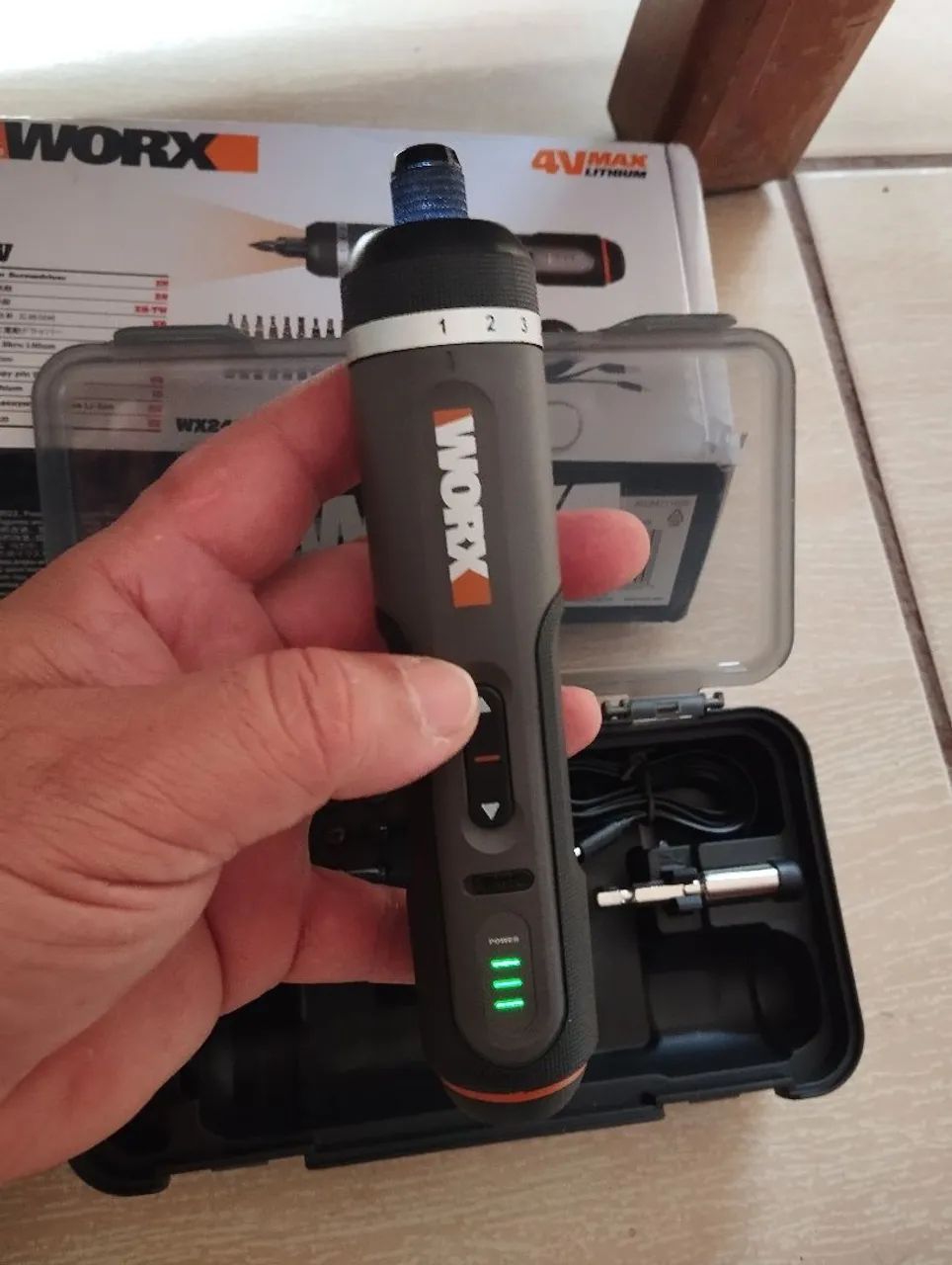 Parafusadeira Elétrica Worx com Kit de Bits nova nunca usada  - Foto 3