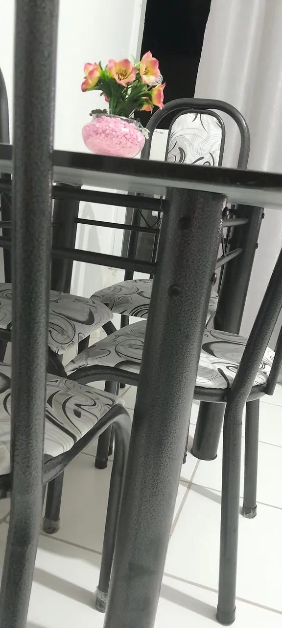 Mesa de mármore com 4 cadeiras