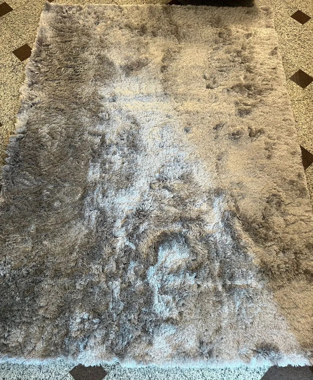 Tapete cinza de pelinhos 