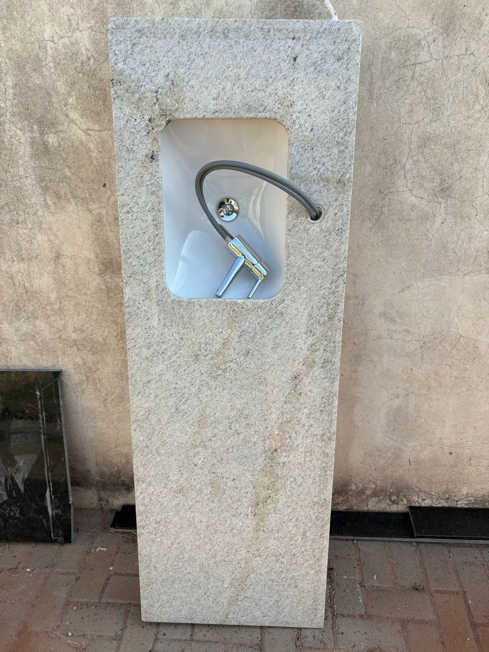 Pia de banheiro em granito 1,54 X 0,52 completa com torneira Docol (quente e fria)