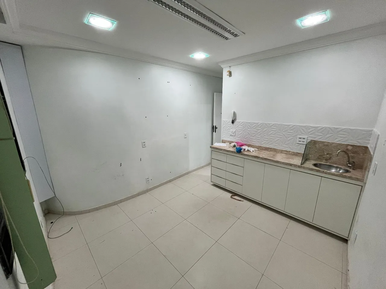 SALA COMERCIAL - ALUGA-SE