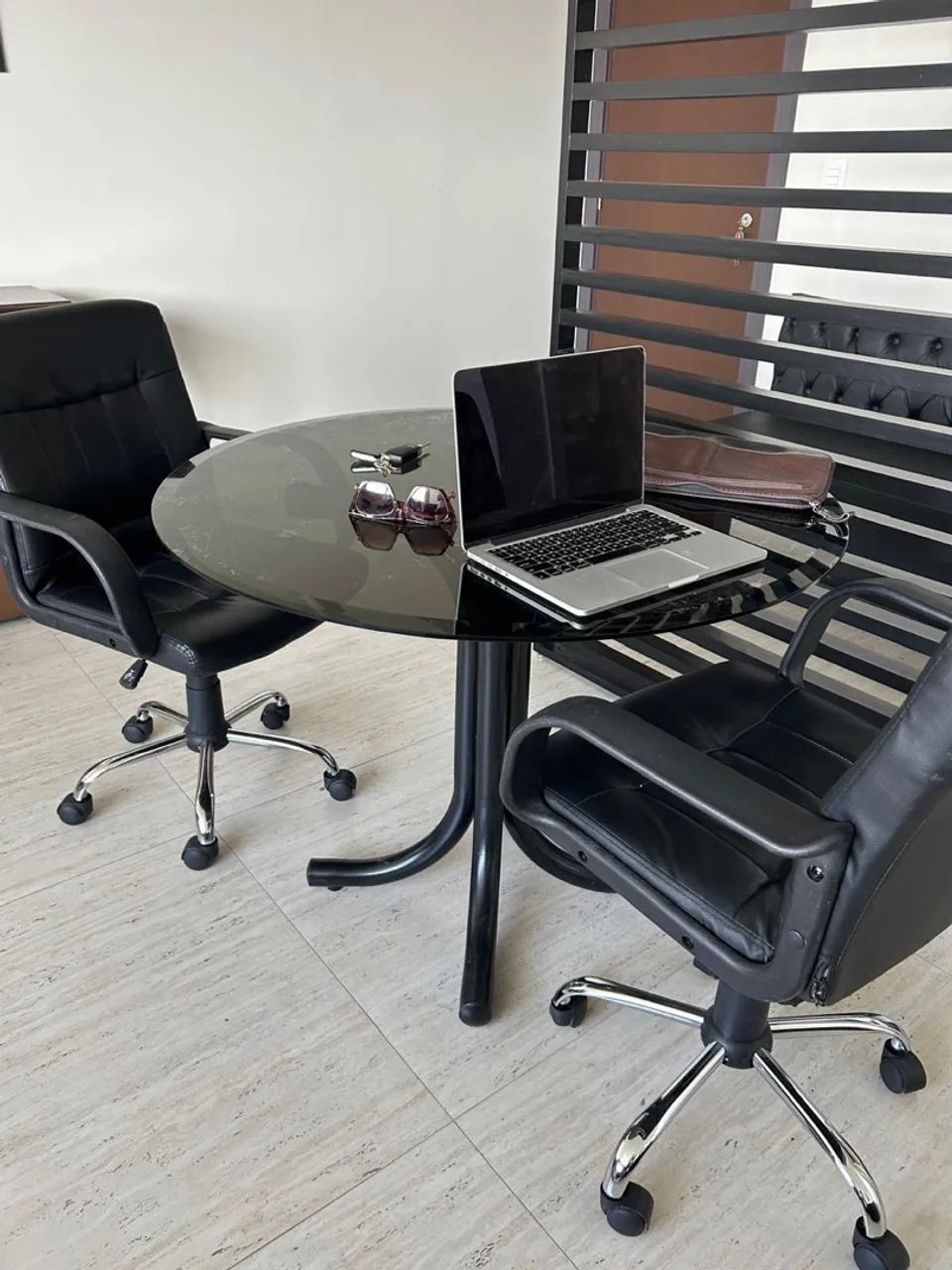 Mesa de reunião, redonda com tampo de vidro.