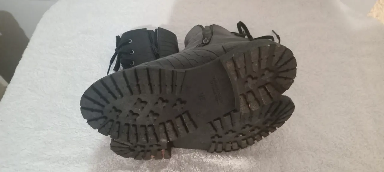 Vende-se essa linda bota feminina