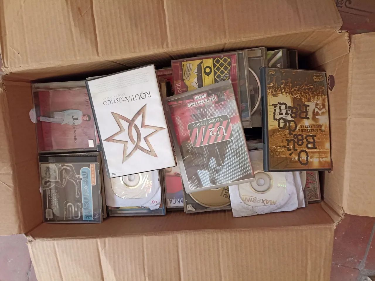 Cd  para   artesanato  ou  não.  Caixa  com  200.  Rimos  diversos
