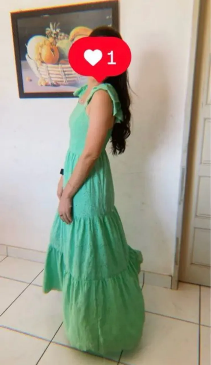 Vestido longo verde com detalhes