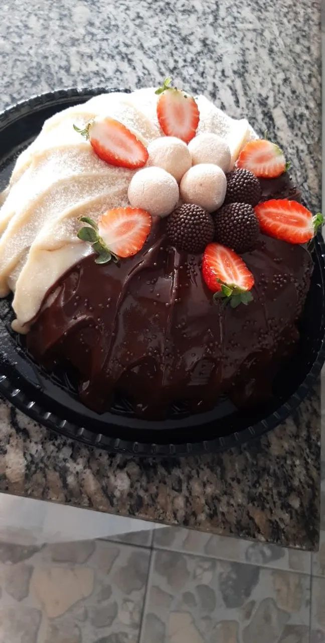 Bolo vulcão de chocolate com cobertura de chocolate e confeitos - Foto 3