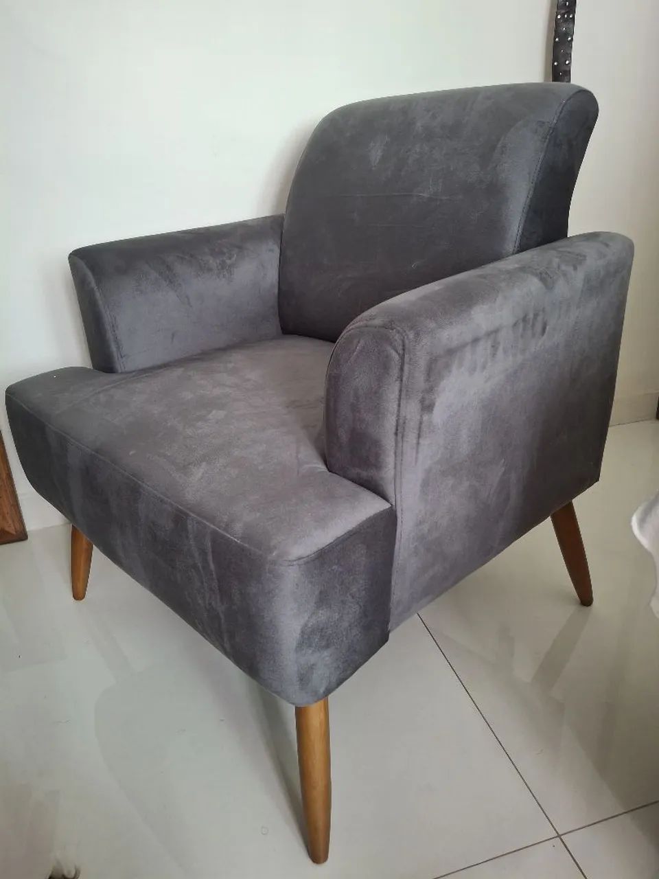 Poltrona de Suede Cinza D28 - Conforto e Elegância