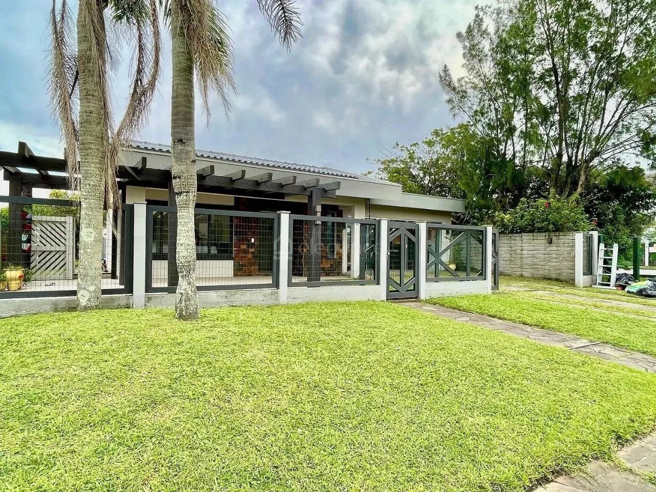 Casa próximo ao mar com três dormitórios no centro de Xangri-Lá. - Foto 4