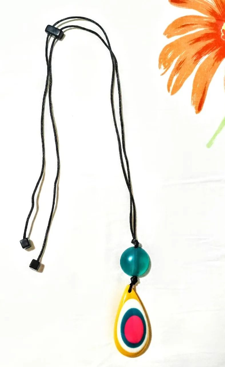 Colar ajustável com pingente colorido em resina  - Foto 3