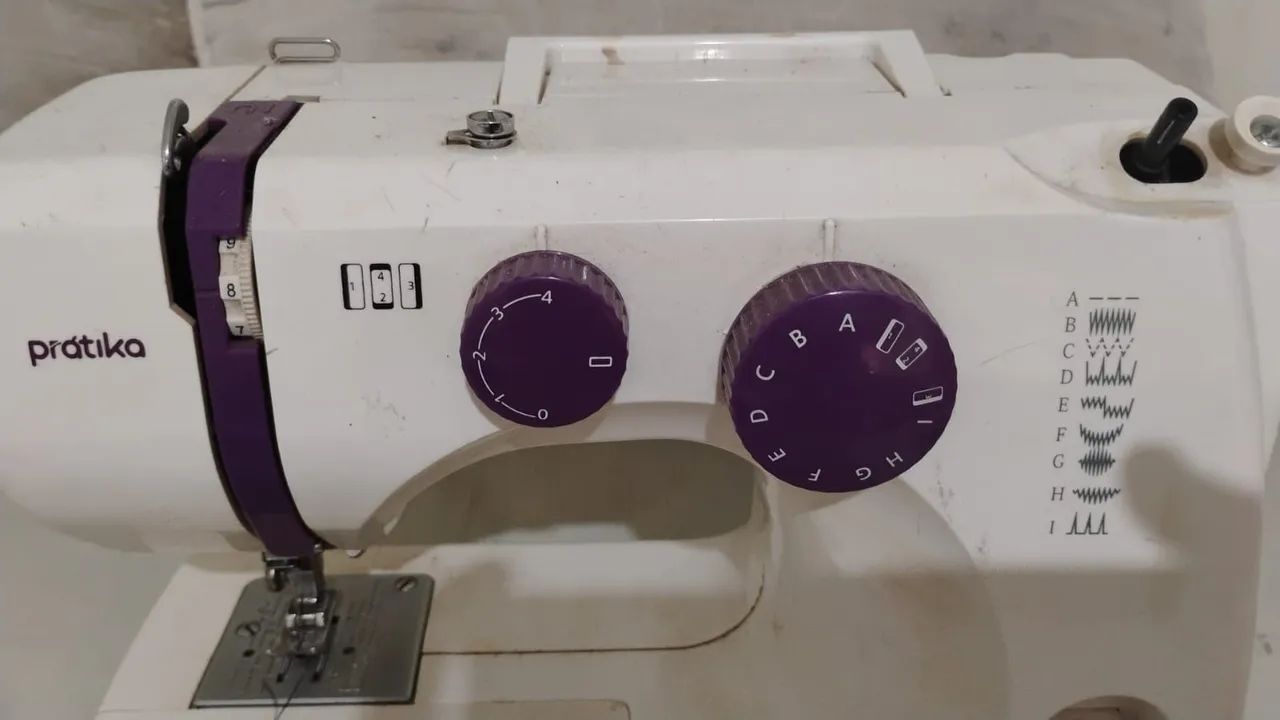 Máquina de Costura Prátika