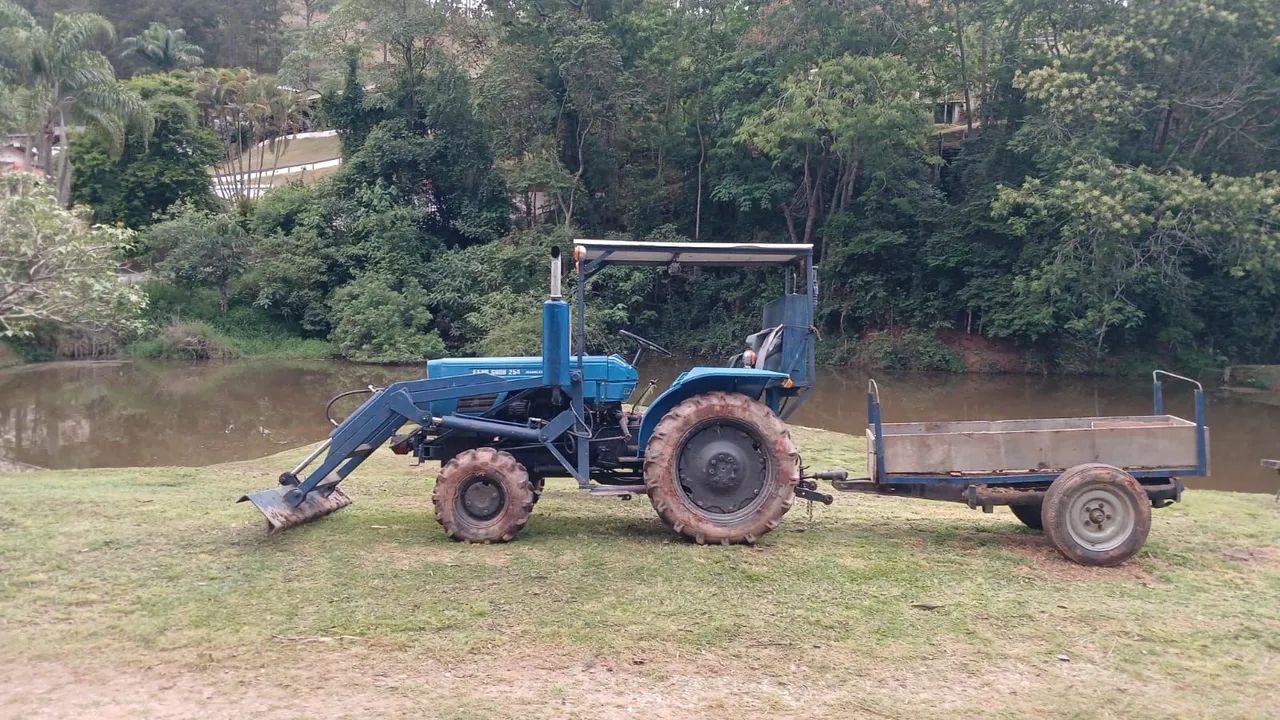 Trator Agrícola com Caçamba  4x4 azul Feng Shou