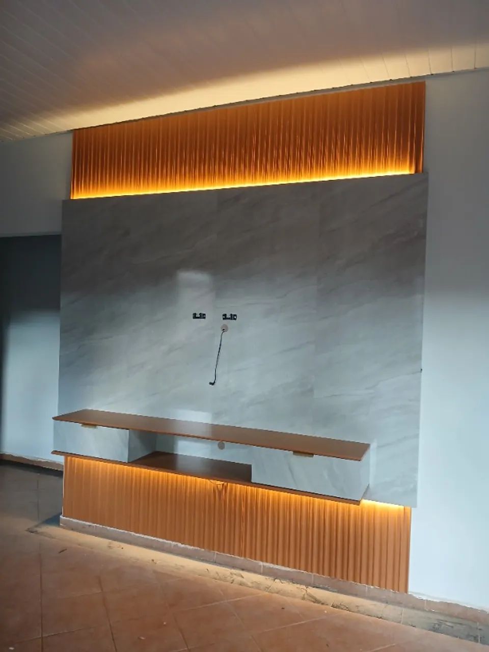 Painel suspenso com Led 2.30cm Ripado, MDF para TV até 85 polegadas - Foto 2