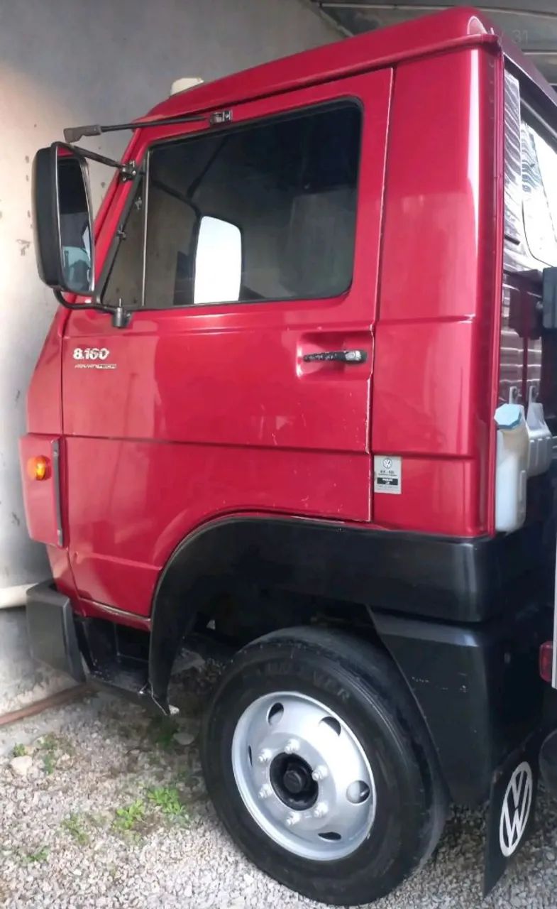 Caminhão baú Volkswagen 8160 já está financiado com duas parcelas atrasadas 