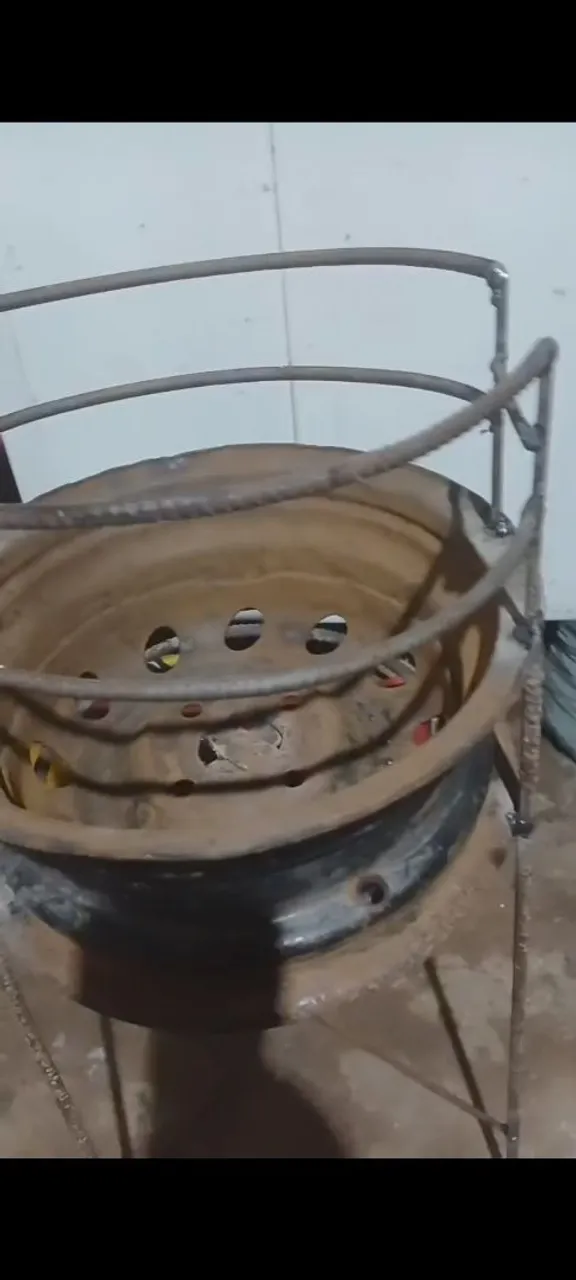 Fogão improvisado com roda de carro