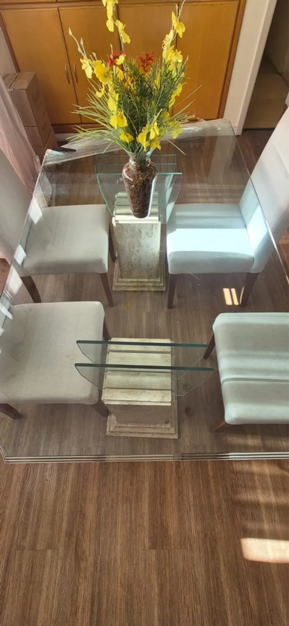 Mesa de jantar de vidro com design modernos aparadores