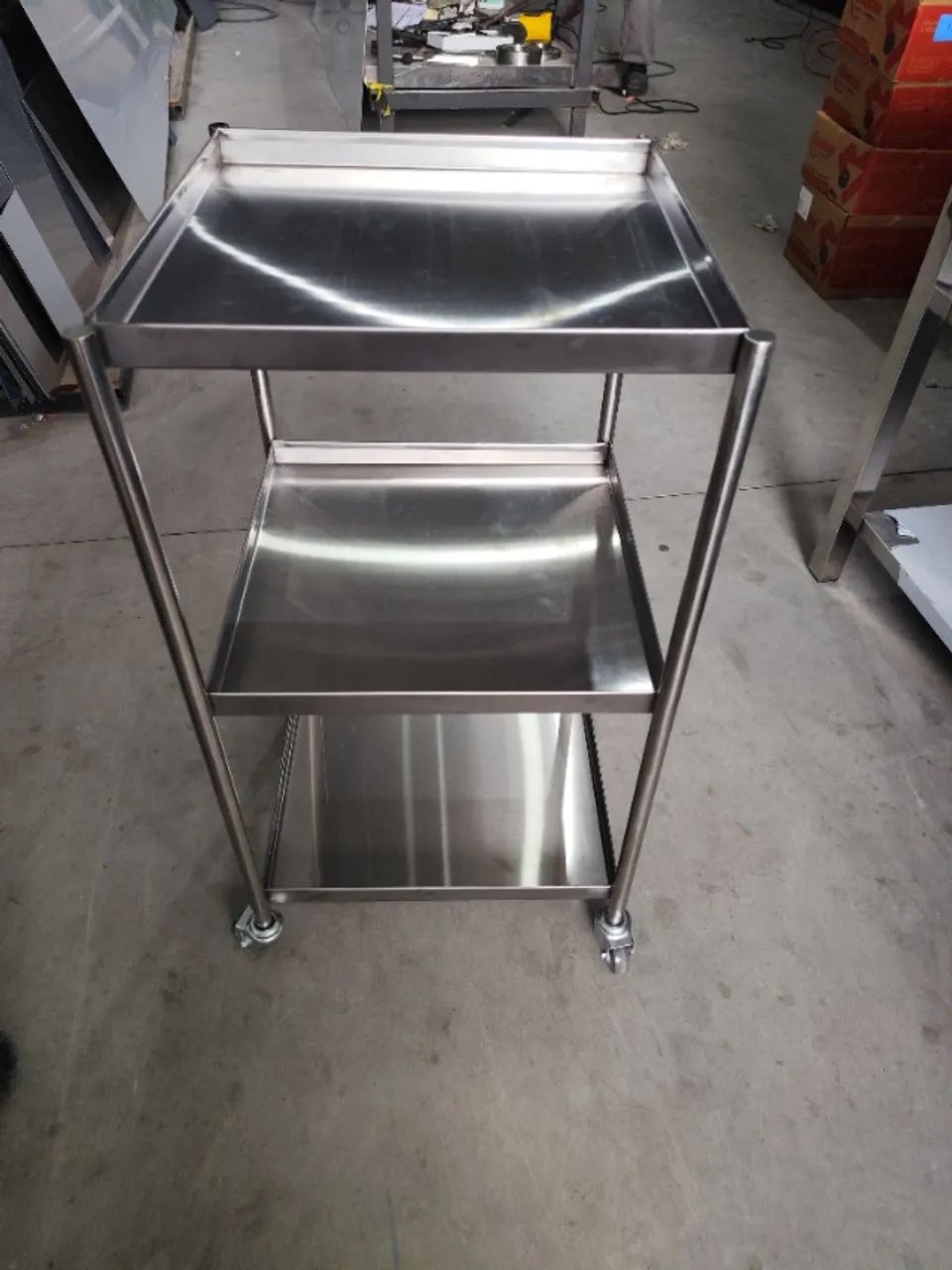 Mesa Auxiliar Resistente em Inox com Rodízios de Nylon