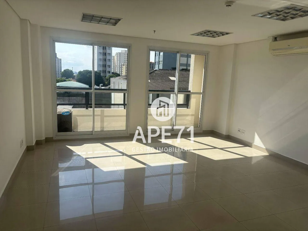 Sala para Venda ou Locação na Saúde, 36m², ao Lado do Metrô, 1 Vaga de Garagem - São Paulo