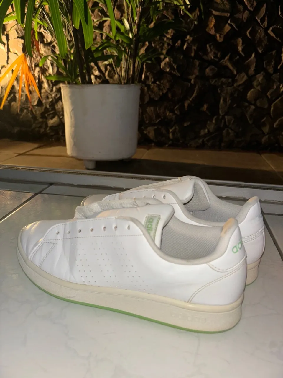 Tênis Adidas Advantage - Branco com detalhes em verde